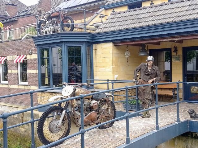 alte Motorräder vor einem Laden in Valkenburg