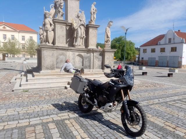 Alex auf dem Marktplatz von Stribro in Tschechien 