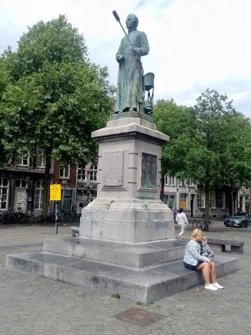 Statue mit der ewig brennenden Fackel