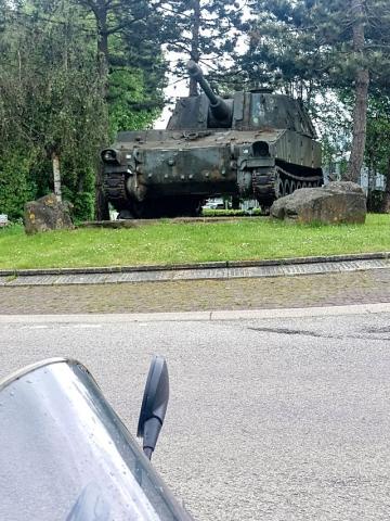 Blick auf eine Panzerhaubitze im Kreisverkehr nahe dem Lager-Camp Elsenborn im Hohen Venn